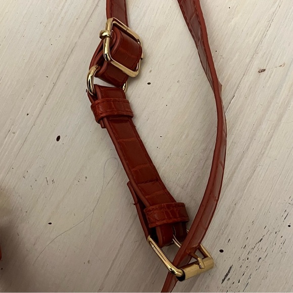 Women’s Bebe Handbag Belt bag Purse In Red Faux Crocodile Pattern Gold Hardware - Picture 6 of 13